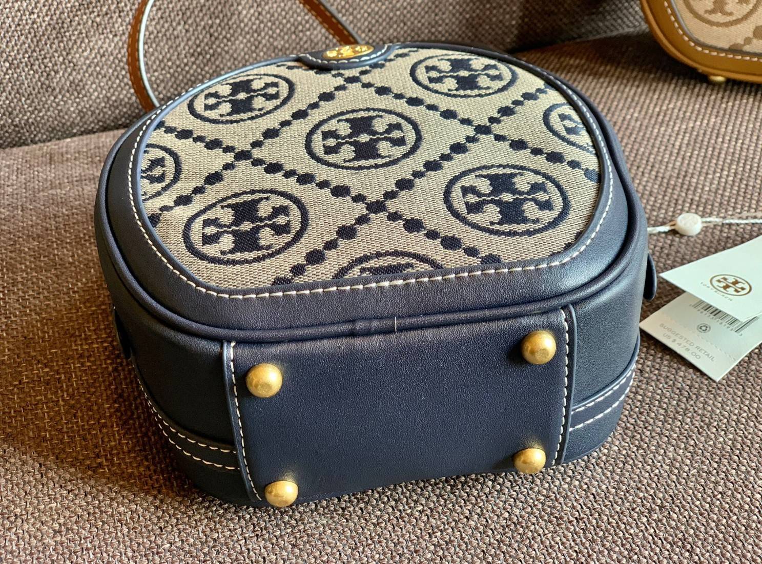 TORY BURCH T MONOGRAM JACQUARD CIRCLE BAG ((Large size)) พร้อมส่งที่ไทย สวยก่อนใครที่นี่! กระเป๋าจาก Tory burch รุ่นนี้มาในสไตล์ทรงวงกลม สุดคลาสสิค ดูคล่องตัวมากขึ้น วัสดุJacquardทอลายแบรนด์+ขอบหนังแท้ ได้ลงตัวสวยงามอยู่เหมือนเดิมค่ะ