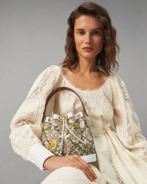 ของแท้ 💯% Tory burch t monogram jacquard embroidered bucket รุ่นใหม่ล่าสุดจาก TORY BURCH ครั้งแรกกับโมโนแกรม ที่ได้รับแรงบันดาลใจมาจากโลโก้สุดคลาสสิก