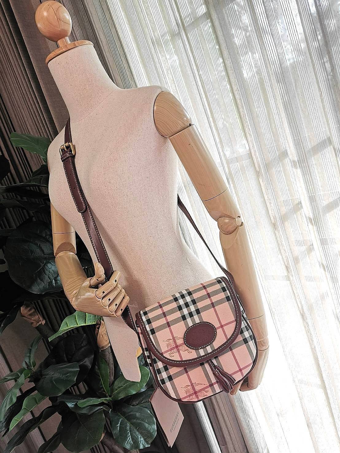 BURBERRY FRAGRANCES VINTAGE CROSSBODY BAG GiFT WITH PURCHASE (GWP) กระเป๋าสะพายพรีเมี่ยมกิ๊ฟ Limited Edition จากเคาน์เตอร์ BURBERRY FRAGRANCES วัสดุหนังแท้ขึ้นลาย Burberry Vintage Signature สวยหรูสุดคลาสสิค เปิดปิดฝาปิดกระดุมแม่เหล็ก ภายในมีโลโก้และช่องซิ