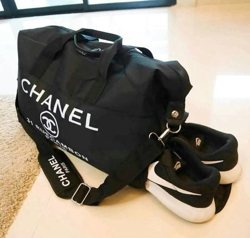 CHANEL VIP GIFT Large Travel Bag กระเป๋าเดินทาง Gift With Purchase รุ่น Limited Edition พรีเมี่ยมกิ๊ฟของเเท้จาก Chanel Perfumes Counter วัสดุ NYLON เนื้อหนาสีดำสกรีนโลโก้ด้านหน้า เปิดปิดด้วยซิป หัวซิปแบรนด์ ใบใหญ่จุใจ พิเศษ! มีช่องใส่รองเท้าด้านข้างแยกเป็