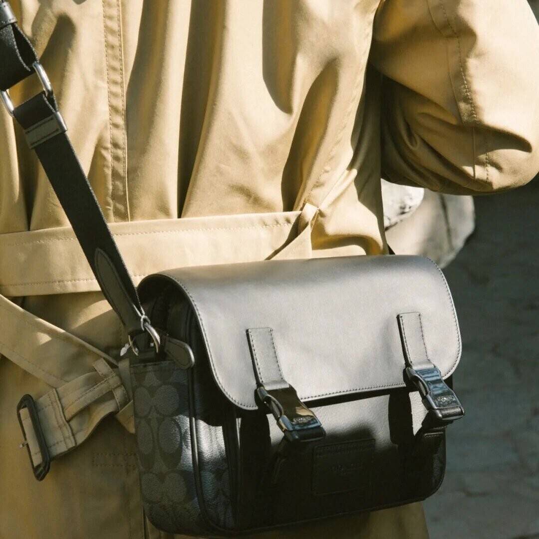 Coach Track Crossbody In Signature Canvas C3747 หล่อบอกต่ออีกหนึ่ง กระเป๋าสะพายทรงแมสเซ็นเจอร์ รุ่นเอาใจหนุ่มๆ ดีไซน์คลาสสิค สุดหรู ดูแพง วัสดุหนังแท้สลับหนังแคนวาส ฝากระเป๋ามีตัวล็อคแน่นหนา เปิดมามีซิปปิดกันหล่นได้อีก ด้านหลังมีช่องย่อย ภายในโล่งกว้าง แบ