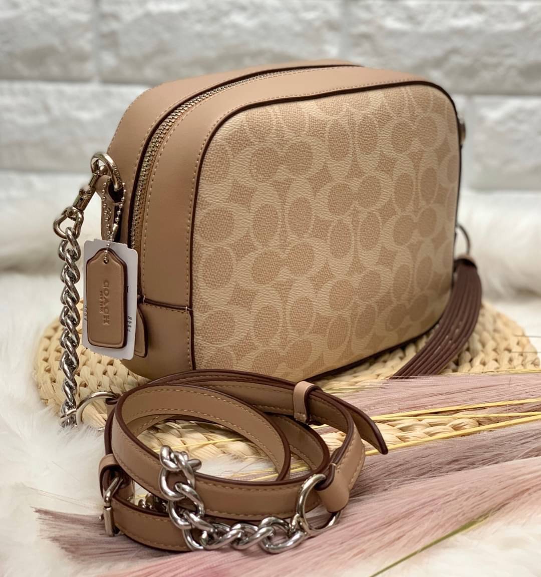 สินค้าขายดี พร้อมสีใหม่ 3สี ในไทยยังไม่มีค่ะ !! COACH SIGNATURE CROSSBODY BOX BAG ((F31208)) กระเป๋าสะพายวัสดุหนังแท้ จาก coach factory outlet หนังนิ่ม ทรงสวย ตัวกระเป๋าลายแบรนด์ ตัดขอบหนังเรียบได้สวยงามค่ะ ด้านหน้า-หลัง มีช่องสำหรับใส่ของ เปิดปิดกระเป๋าแ