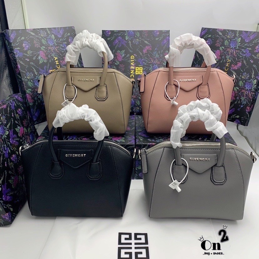 Givenchy Antigona Mini leather shoulder bag กระเป๋าสะพายทรงหมอน งานซิปบน หนังเรียบ อะไหล่เงิน มาพร้อมสายสะพายยาวถอดออกถือได้ กระเป๋าสุดคลาสสิก ใบเดียวก็เอาอยู่ Day to Night Bag เข้าได้กับลุค Smart Casual ด้วยทรงกระเป๋าที่ฐานกว้างใส่ของใช้ที่จำเป็นได้ทุกอย