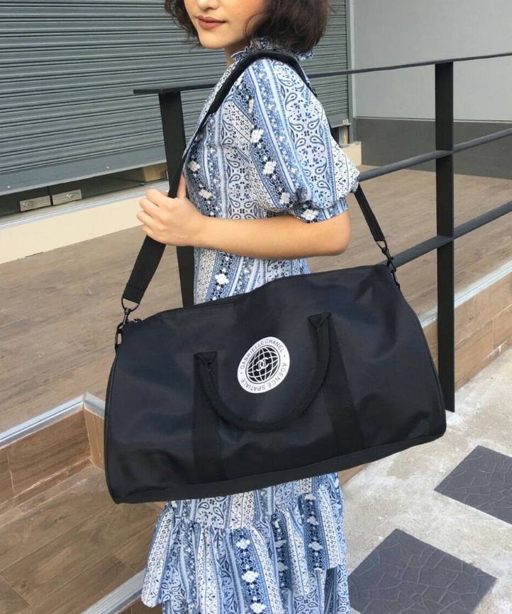 รุ่นใหม่ล่าสุด กับทรง travel & fitness bag กับ Chanel VIP Gift Bag Travel Bag Gym Duffel Weekend จากงานพรีเมี่ยมกิ้ฟแบรนด์หรูอย่าง Chanel ของแท้100% ตัวกระเป๋าเป็นผ้า Oxford หนาอย่างดี สกรีนโลโก้ GABRIELL CHANEL สีขาว เปิดปิดด้วยซิปแบรนด์ อะไหล่คุณภาพเยี่