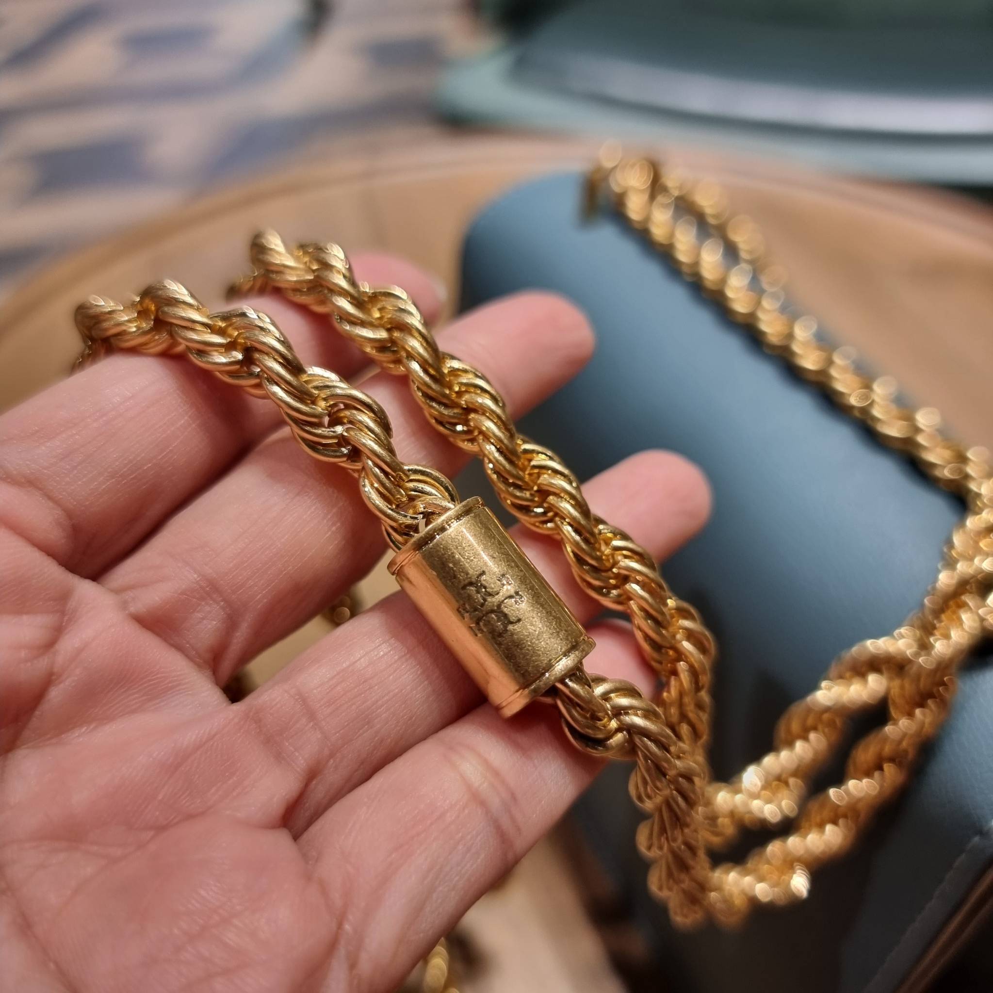 TORY BURCH ELEANOR TEXTURED SMALL CONVERTIBLE SHOULDER BAG สีใหม่!! ฮอตไอเท็ม รุ่นนี้ขายดีขายหมด สวยหรู คุณหนู ผู้ดี!! หายากมาก กระเป๋าสะพายข้าง ดีไซน์อยู่ทรง ขนาดกำลังสะดวกใช้สำหรับสาว วัสดุหนังแท้เต็มใบ ผิวมีเทกเจอร์ อัพเวลความหรู สีทูโทน เปิด-ปิดด้วยแถ