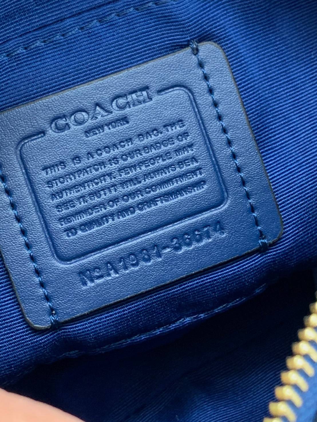 COACH POUCH HORSE AND CARRIAGE PRINT ((36674)) รุ่นแนะนำ ได้ไปไม่ผิดหวังแน่นอนค่ะ! กระเป๋าหิ้ว//สะพายไหล่//สะพายข้างได้ วัสดุ pvc นิ่มอย่างดี ลายรถม้าทั้งใบ สวยงามค่ะ เปิดปิดกระเป๋าแบบซิป ภายในสามารถใส่กระเป๋าเงินใบยาวได้;ของจำเป็นได้ครบค่ะ มีช่องเล็กให้ใ