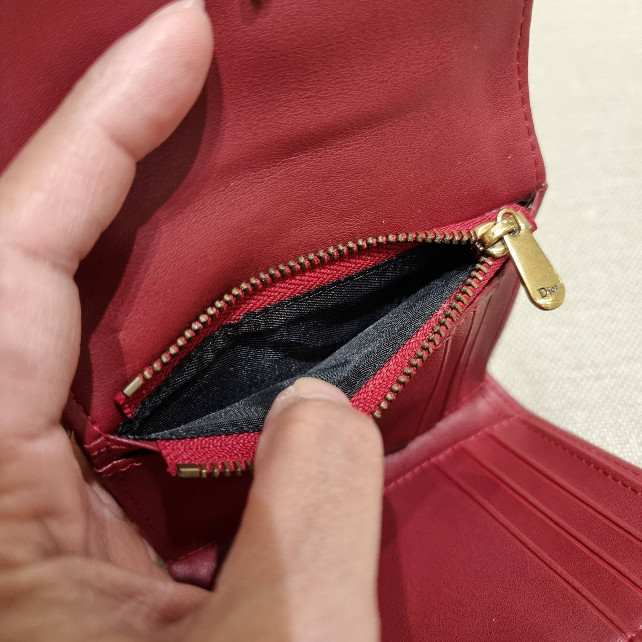 VIP 】CD TRIFOLD WALLET WITH GWP ที่สุดของความคลาสสิค กระเป๋าสตางค์ใบสั้นแบบพับ พรีเมี่ยมกิ๊ฟจากเคาน์เตอร์ วัสดุผ้าแคนวาสปักลาย สลับหนังแท้ภายใน โลโก้สีทองเหลือง สวยวินเทจ โดดเด่นเป็นเอกลักษณ์ ภายในมีช่องใส่บัตร ใส่ธนบัตร ใส่เหรียญได้ คัดมาให้แบบปังๆ ต้องจ