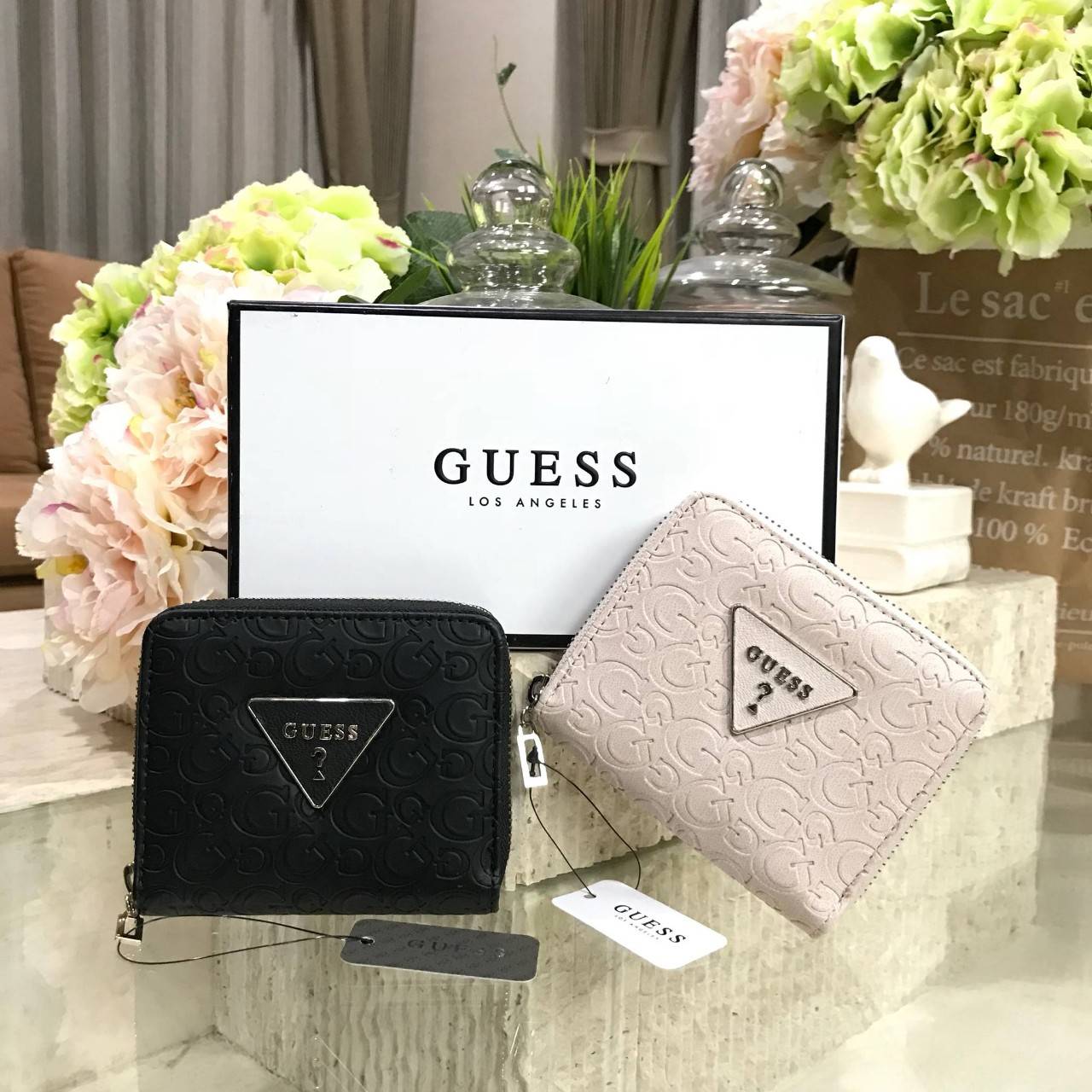 GUESS FACTORY WOMEN'S SHORT WALLET กระเป๋าสตางค์สั้นรุ่นใหม่ล่าสุดไอเท็มแนะนำวัสดุหนังปั้มโลโก้รอบใบสวยอยู่ทรงด้านหน้าประดับโลโก้แบรนด์ ภายในมีช่องใส่ธนบัตรใส่เเบงก์พันได้ มีช่องใส่เหรียญ ช่องใส่บัตรหลายช่อง ตัวจริงสวยน่าใช้ ภาพถ่ายจากสินค้าจริงมาพร้