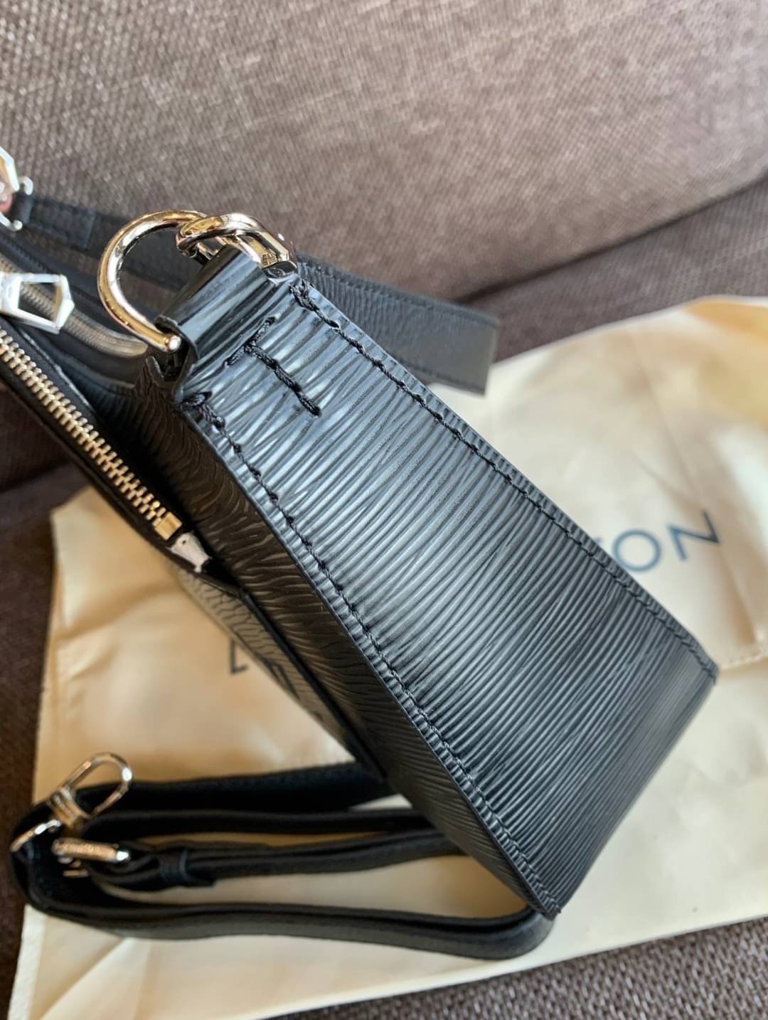 VIP 🥂 LOUIS VUITTON MARELLR EPI LEATHER รุ่นนี้ลายหนังเป็นลายไม้ มีโลโก้แบรนด์แบบฉลุด้านหน้า มาพร้อมกระเป๋าใบลูกแบบซิปจัดเก็บได้ตรงช่องด้านหน้า สามารถถอดออกแยกใช้งานได้ต่างหากนะคะ เปิดปิดกระเป๋าแบบซิป ภายในโล่ง สามารถใส่กระเป๋าเงินใบยาวได้;ของจุกจ