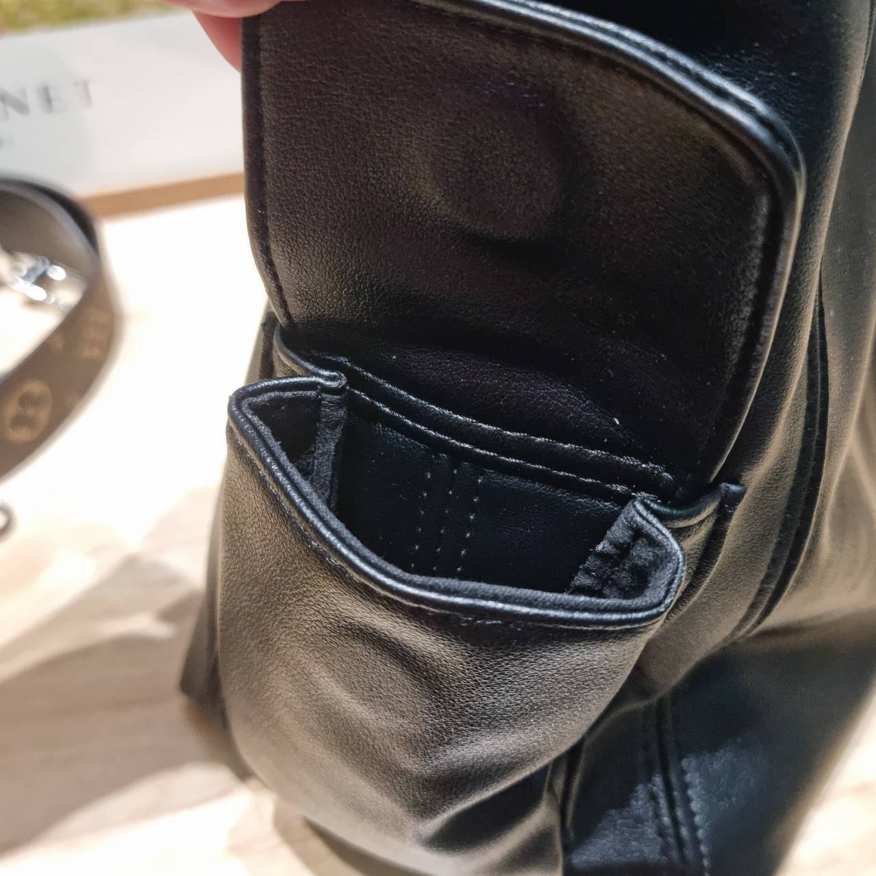 LV CARRYALL CARGO VIBE ใหม่ล่าสุด กระแสกระเป๋าไวบ์คาร์โก้มาแรงสุดๆ ดีไซน์สีดำคลาสสิค มีดีเทลลูกเล่นแซมลวดลายกิมมิค ทำให้กระเป๋าดูโก้และดูติดแกลมมาก เหมาะใช้ได้ทุกวัน