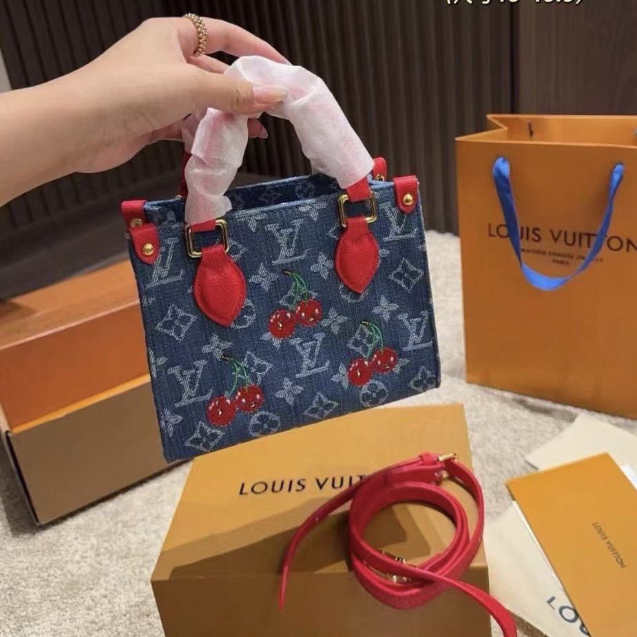 LV OnTheGo BB Monogram cherry denim 18cm กระเป๋าสะพายทรงมินิโท้ท ไอเท็มสุดโดดเด่นมีชีวิตชีวา ด้วยเดนิมวินเทจปักลายเชอร์รี่สีสันสดใสสะดุดตาสะท้อนสไตล์ไอคอนิก ผสานสไตล์ล้ำสมัยเปี่ยมฟังก์ชัน