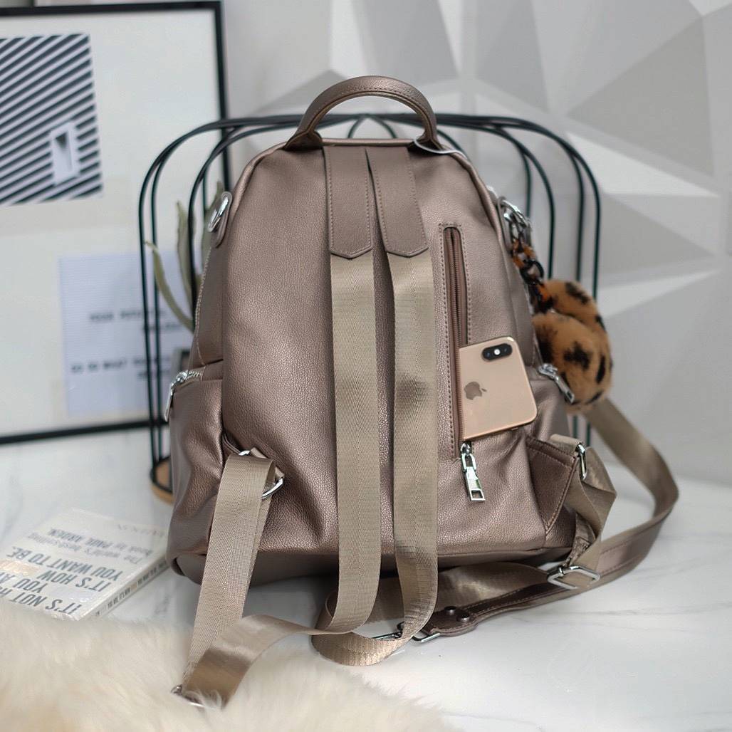 กระเป๋า ทรงน่ารัก มากๆๆๆ จากแบรนด์ KEEP รุ่น Misty backpack มาใหม่ หนัง Microfiber ผิวสัมผัสคล้ายหนังวัวแท้ เนื้อหนา นิ่มมือ พิเศษ!! เป้ใบนี้ มีสายสั้นหนังสำหรับสะพายไหล่ให้ด้วยคะ ใครชอบเป้สไตล์นี้ ห้ามพลาดเลยน๊า สวยจริง คอนเฟิร์มเลย