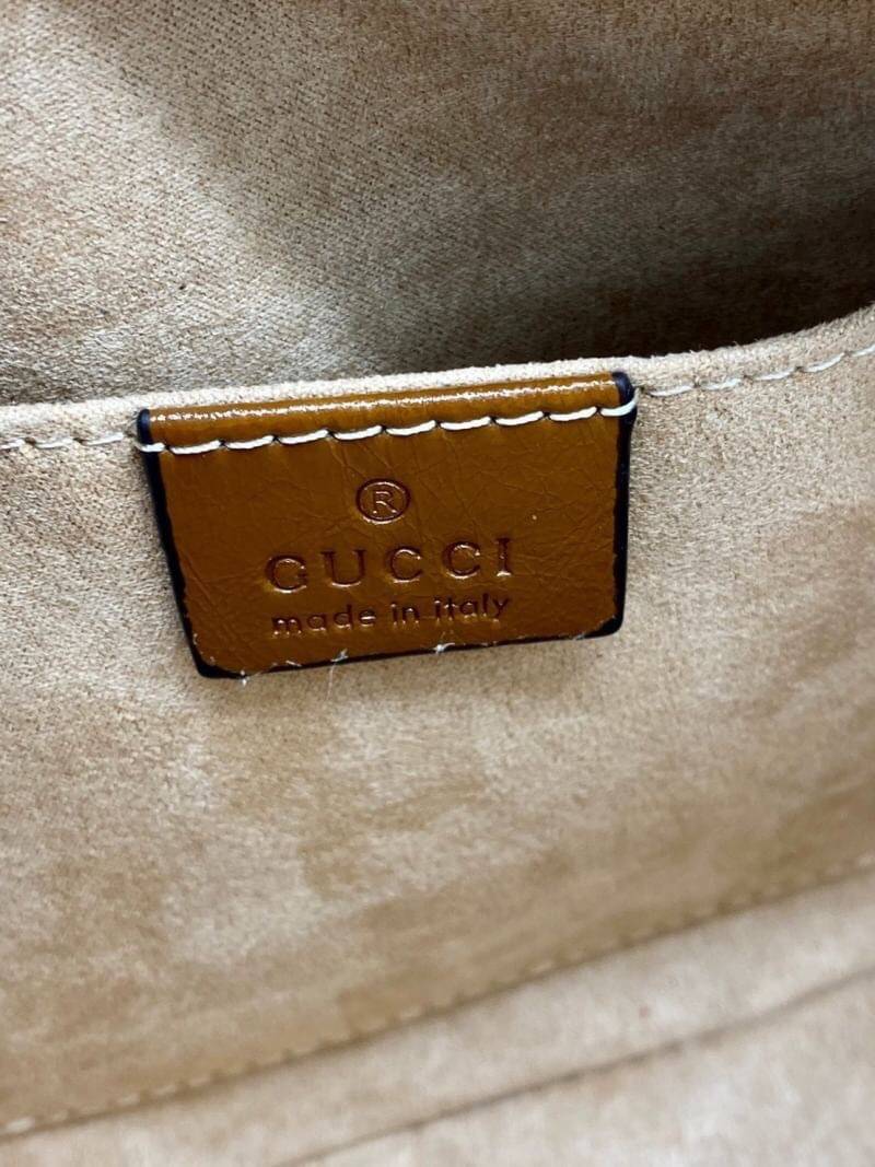 VIP 】หนังแท้ GUCCI GG Marmont small matelassé shoulder bag พร้อมส่งที่ไทย The small GG Marmont chain shoulder bag has a softly structured shape and a zip top closure with the Double G hardware. The chain shoulder strap has a leather shoulder detail. Made 