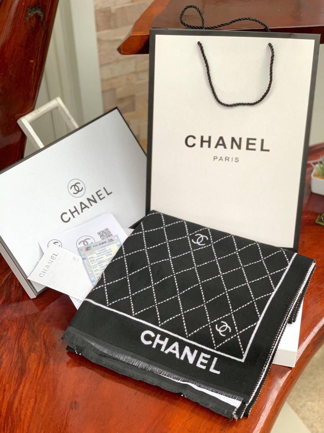 Chanel Scarves for woman’s accessories พลาดไม่ได้กับของขวัญสำหรับเทศกาลดีๆที่กำลังจะมาถึง ส่งมอบความรู้สึกดีๆให้กับคนที่คุณรัก ด้วยผ้าพันคอ หรือ ผ้าคลุมจากแบรนด์ดัง ด้วยเนื้อผ้าแบบcashmereที่ถักทอแบบเนื้อละเอียด จึงทำให้นุ่มน่าสัมผัส ให้ความอบอุ่นได้ดี สำ