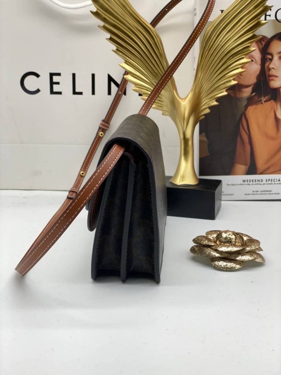 CELINE WALLET ON STRAP / CELINE TRIOMPHE CLUTCH กระเป๋าสะพายข้างใบเล็กสวยคลาสสิค สวยตะโกน งานเป๊ะปัง มีสายสะพายหนังสีน้ำตาล ถอดสายออกเพื่อเป็นกระเป๋าถือทรงคลัชท์เปลี่ยนลุคช์ ลวดลายtriomphe ความเป็นแบรนด์ CELINE ได้อย่างชัดเจน ให้ความรู้สึกที่ดูวินเทจ ที่ส