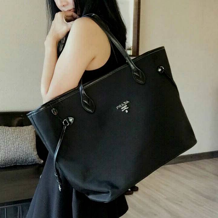 ใบใหญ่ที่สุดในสต้อคไปเลยค้าาา 😲😲 คุ้มจุใจสาวๆค้า ใบนี้ Must Have item! กระเป๋าสะพายทรง TOTE ใบใหญ่ จากพรีเมี่ยมกิ้ฟท์เคาเตอร์แบรนด์ PRADA เปิดปิดด้วยซิป สะพายไหล่ได้ ไม่ติด จุคุ้มมากสุดๆค่ะ ใส่เสื้อผ้า 1-2 วันได้สบาย ด้านข้างสามารถปรับได้ส