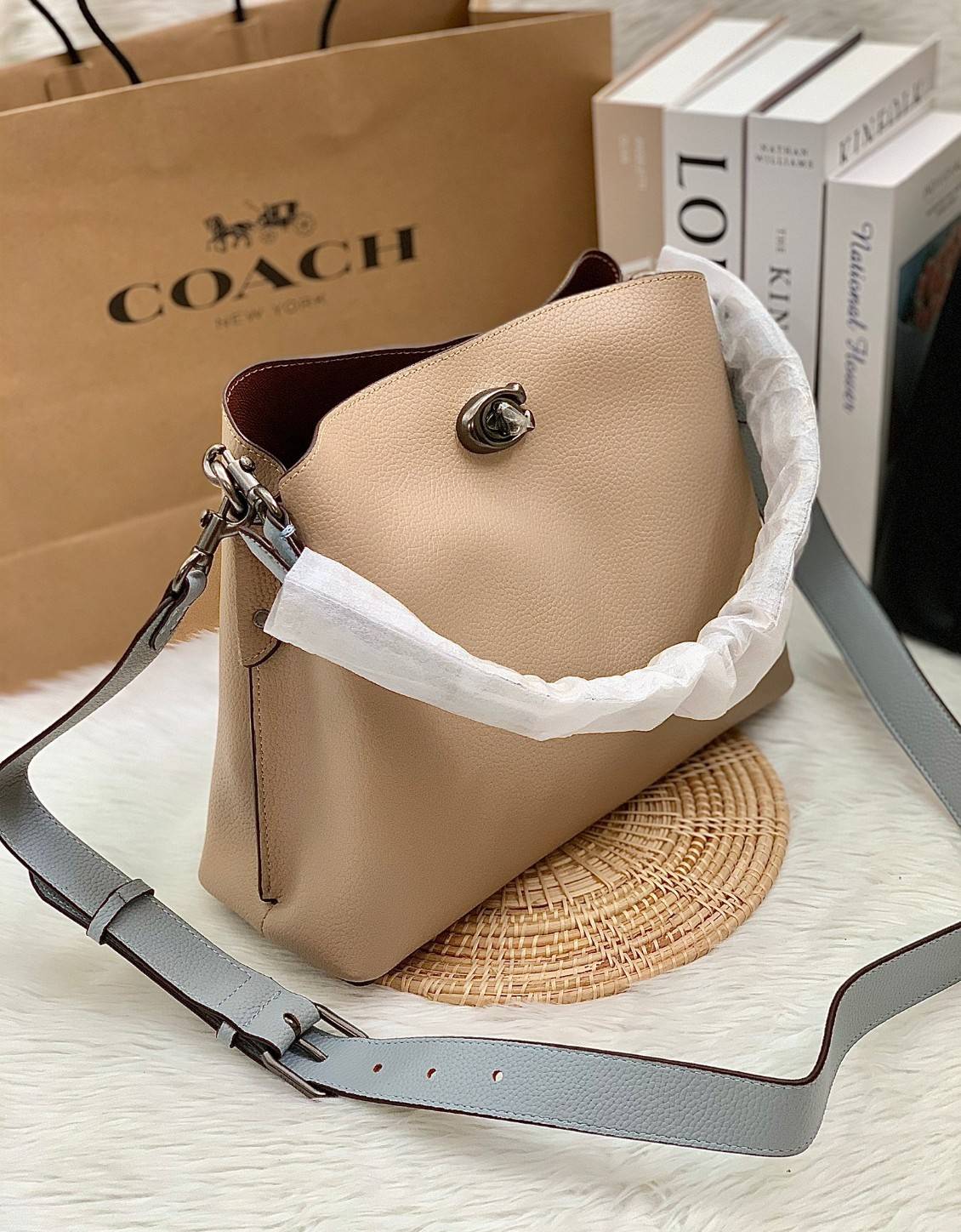 COACH WILLOW SHOULDER BAG ((C2745//C2590//C2621)) พร้อมส่งที่ไทย รุ่นแนะนำค่ะ🔥🔥 🔺กระเป๋าหิ้ว//คล้องไหล่//สะพายข้าง สุดคุ้ม! หนังแท้ชั้นดี ได้ไปหลงรักแน่นอนค่ะ หนังสวยมากๆ😘 🔺ตัวกระเป๋าแบ่งเป็นสองช่องหลัก ด้านนึงเป็นแ