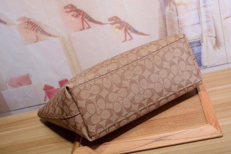 รุ่นยอดนิยม COACH TOWNTOTE IN SIGNATURE CANVAS F76636 กลับใช้ได้ทั้งสองด้าน ใบขนาดใหญ่จุใจ ใส่ของได้เยอะมากกก เป็นรุ่นที่สวยตลอดกาล ควรมีติดตู้ไว้เลยค่าา