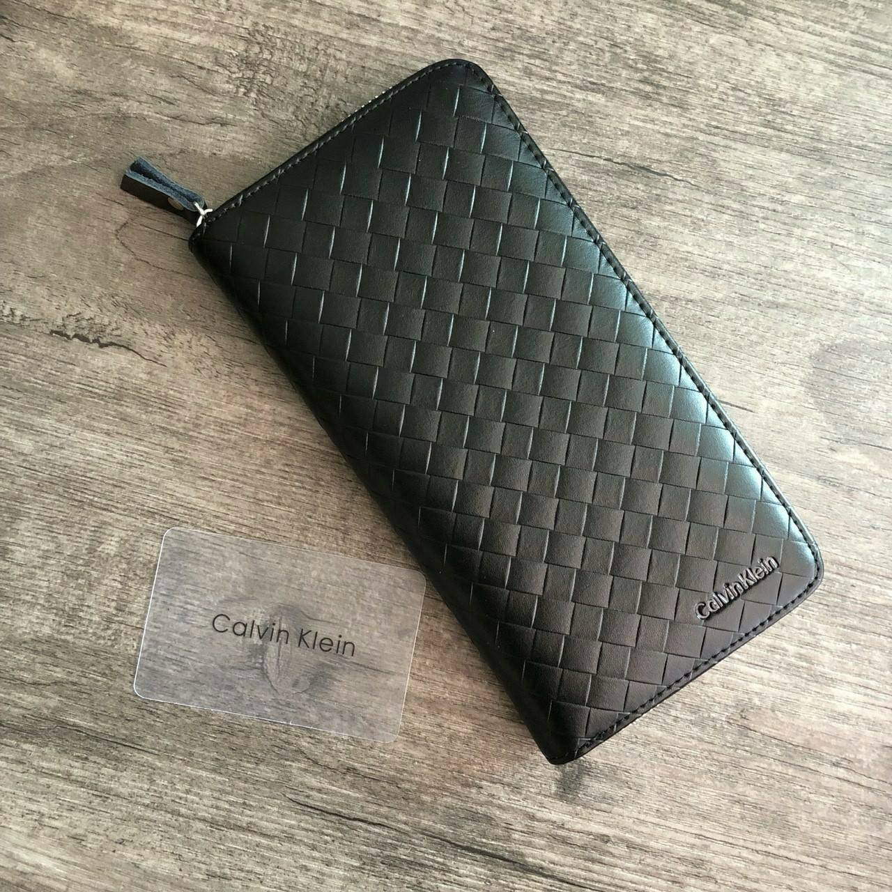 Calvin Klein Long Wallet กระเป๋าสตางค์ใบยาวซิปรอบ ภายในมีช่องใส่ธนบัตร ช่องใส่บัตรหลายช่อง และช่องซิปสำหรับใส่เหรียญ จะมอบเป็นของขวัญหรือใช้เองก็แนะนำเลยค่ะ