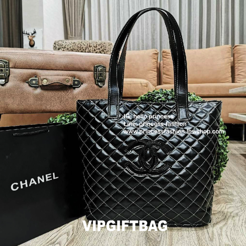 Chanel GWP Tote Bag กระเป๋าสะพายทรง Tote VIP Gift With Purchase (GWP) Limited Edition พรีเมี่ยมกิ้ฟของแท้รุ่นใหม่ล่าสุดจาก Chanel Cosmetic Counter วัสดุหนังนิ่มเรียบลายตารางอยู่ทรงสวยด้านหน้ามีโลโก้แบรนด์ ขนาดกำลังดี เปิดปิดด้วยกระดุมแม่เหล็ก ภายในโล่งกว้