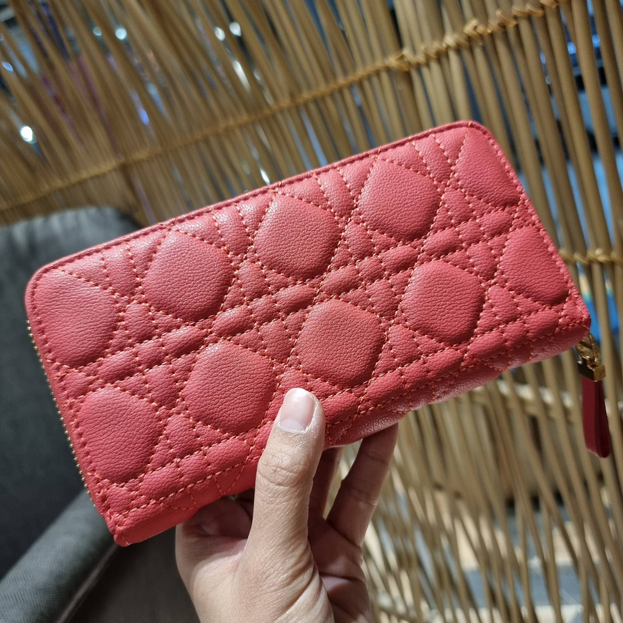 VIP 】CD LONG WALLET WITH GWP ใหม่ล่าสุด กระเป๋าสตางค์ใบยาว พิเศษจาก duty free ใบจริงสวยคม ใช้แล้วรับทรัพย์ ขับผิว วัสดุหนังแท้เต็มใบ สัมผัสดีงาม เปิด-ปิดด้วยซิปรอบ ภายในใส่บัตรได้เยอะ ใส่ธนบัตรได้เต็มที่ มีช่องซิปใส่เหรียญได้ พร้อมส่งความสวยถึงบ้านแบบครบเ