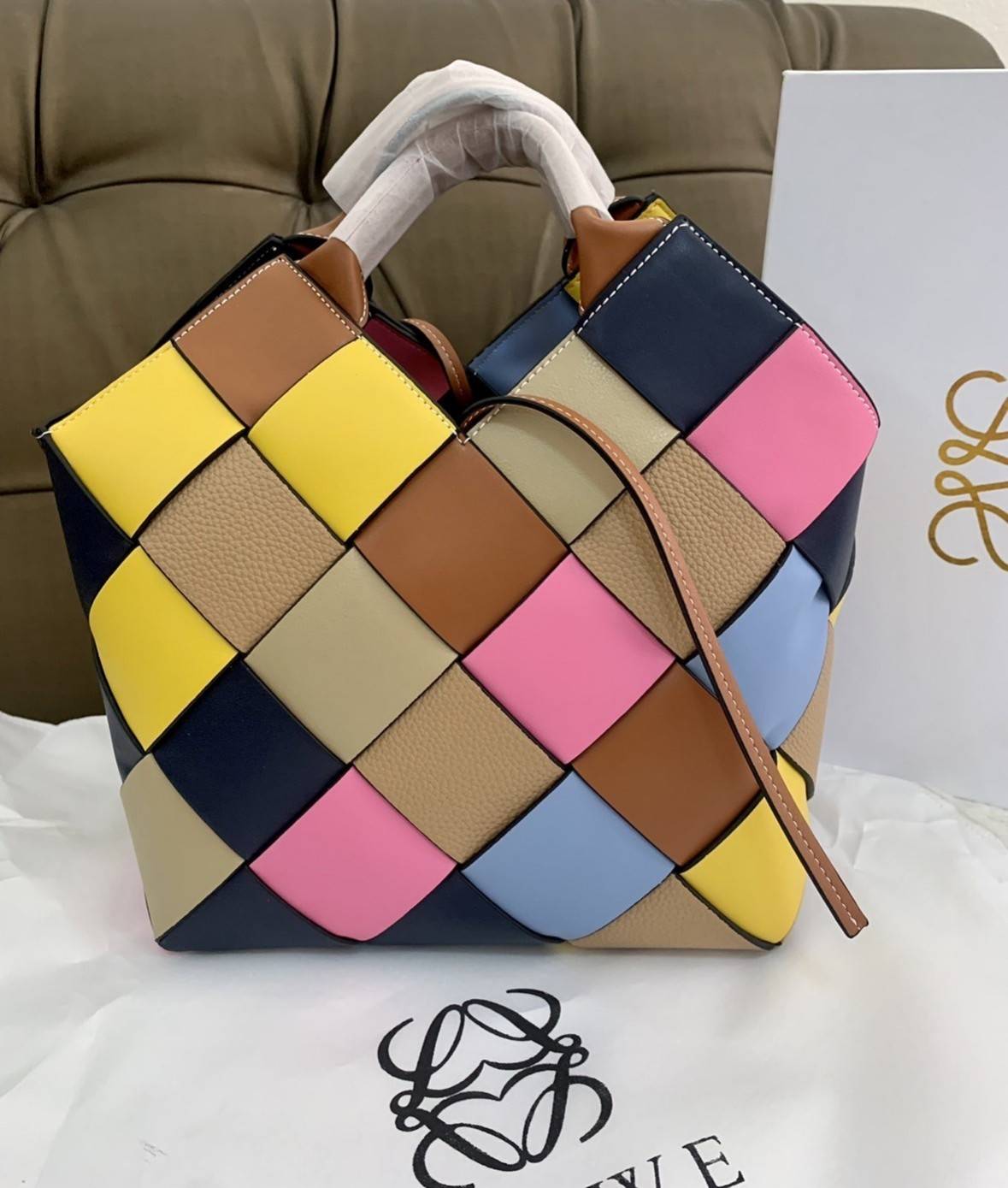 LOEWE SURPLUS LEATHER WOVEN BASKET BAG IN CLASSIC CALFSKIN กระเป๋าสาน กระเป๋าถือหรือสะพาย อะไหล่เงิน มาพร้อมสายสะพายยาวในตัว (ถอดได้ /ปรับระดับไม่ได้) ดีไซน์ถักทอแบบงานสานหมากรุก สวยล้ำนำสมัยมากๆ ค่ะ น้ำหนักเบา ตอบโจทย์การใช้ชีวิตระหว่างวันที่ดูไม่ซับซ้อน