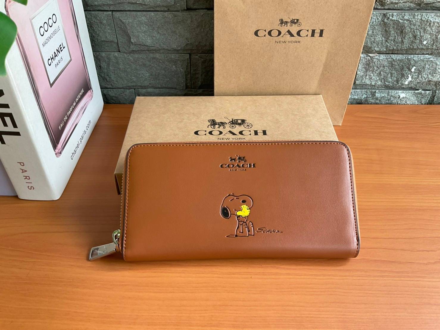 ของแท้ 💯% COACH F53773 SNOOPY LONG WALLET กระเป๋าสตางค์ใบยาวซิปรอบ สีสันสดใส ปั้มลาย แบรนด์ และ Snoopy