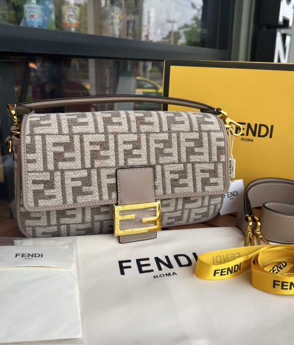 FENDI Baguette Dove grey FF tapestry fabric bag / FENDI Bag พร้อมส่ง กระเป๋าสะพายทรงแบคเกตต์ ดีไซน์ลวดลายมี texture หรูหราโดดเด่นน่าใช้ **สินค้าเกรดออริจินอล 1:1 สลับแท้