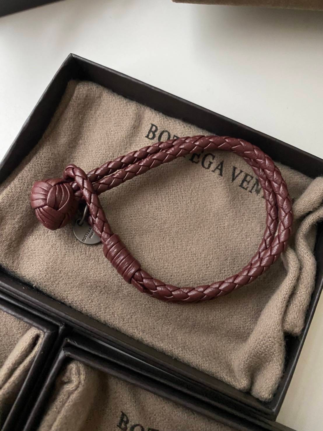 VIP 】♥️ BOTTEGA VENATA bracelet สร้อยข้อมือหนังแท้ งานหนังคุณภาพมากค่ะ ใช้ได้ทั้งหญิงชาย ให้เป็นของขวัญได้ ไม่ผิดหวังเลยค่ะ มีจำนวนจำกัดน้าาา