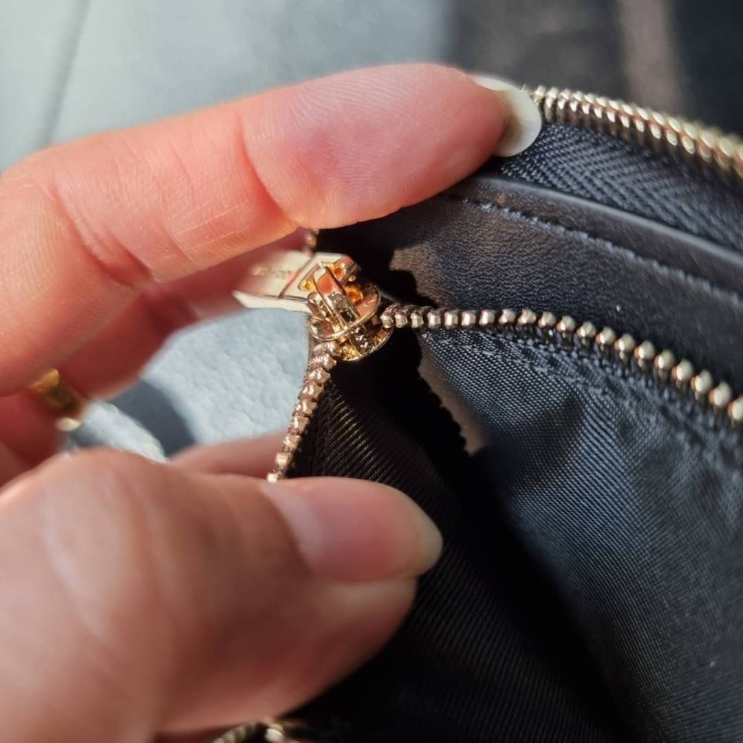 COACH F57468 PHONE WALLET IN SIGNATURE COATED CANVAS กระเป๋าสตางค์ถนอมมือถือ!! 2IN1 สุดๆ ใส่โทรศัพท์ ใส่เงิน ใส่บัตร ครบถ้วน!! จบในใบเดียวจ้า ขนาดกำลังเหมาะมือ วัสดุหนังแคนวาสเคลือบลาย คุณภาพดี สาวๆมีไว้ติดตัวสักใบ ไม่ผิดหวังจ้า