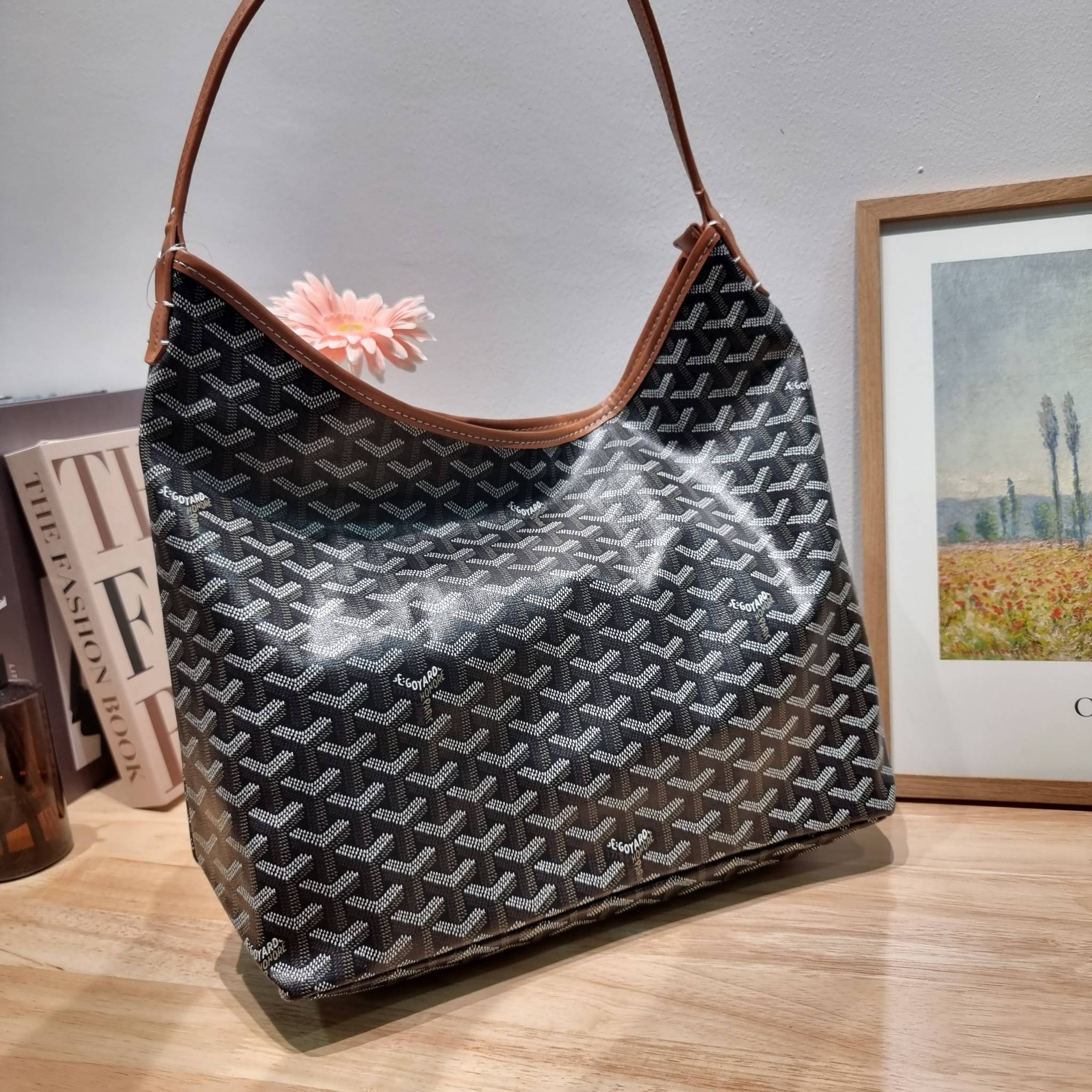 GOYARD BOHEME HOBO BAG / GOYARD HOBO กระเป๋าสะพายทรงโฮโบ ใบใหญ่จุใจ!! มาครบสีขายดี เลิศทุกสี รูปทรงคลาสสิค ดีไซน์เป็นเอกลักษณ์ วัสดุหนังแคนวาสพิมพ์ลายสวยคม ปากกระเป๋ามีซิปเปิด-ปิดกันของหล่นได้ ภายในโล่งกว้างมาก มาพร้อมสายคล้องในตัว ทนทาน สะพายสวยๆได้ทุกวั