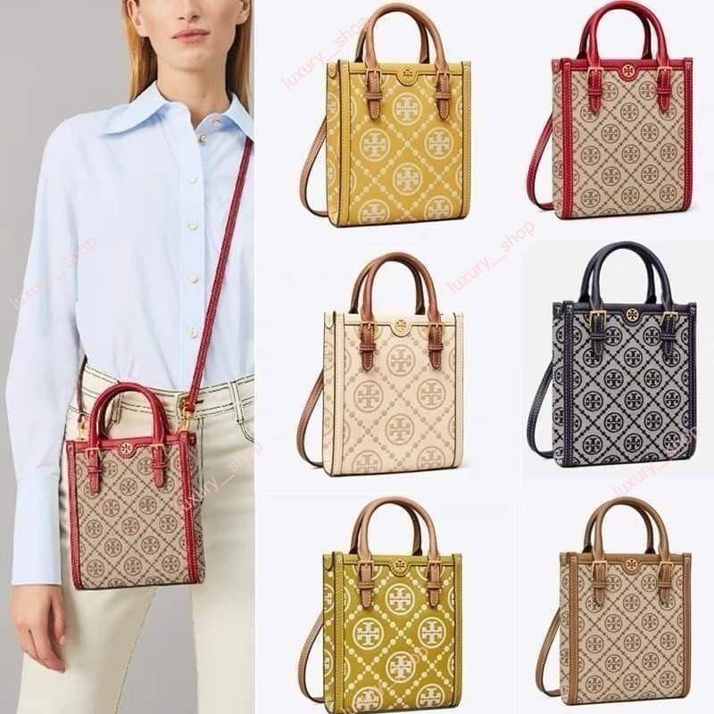 TORY BURCH T MONOGRAM EMBOSSED MINI TOTE สุดหรูกับกระเป๋าสะพายทรงโท้ท ไซส์มินิ ที่สร้างความหรูหราให้ตัวกระเป๋าด้วยดีเทลลายนูน แต่งแต้มลวดลายเอกลักษณ์ สีลูกคุณมากๆ!! วัสดุหนังแท้ ผิวสัมผัสดี ปากกระเป๋ามีแถบแม่เหล็กกันของหล่นได้ ภายในโล่ง ใส่ของจำเป็นได้ โท