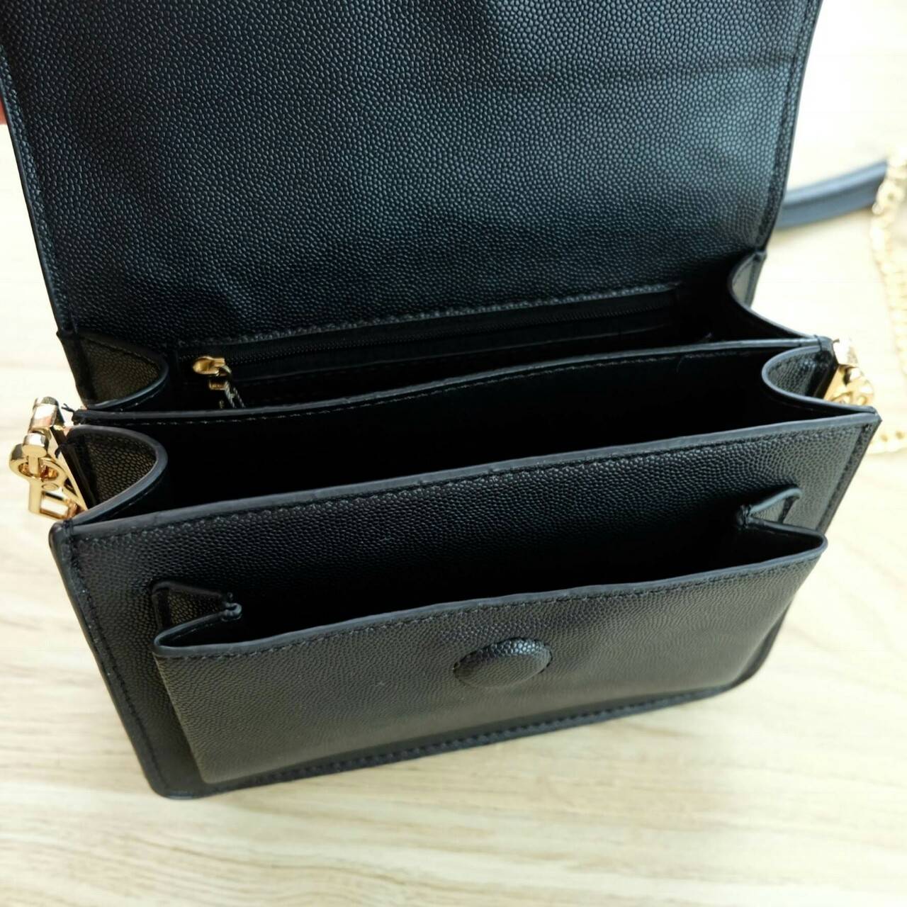 Charles & Keith Front Flap Crossbody Bag กระเป๋าสะพาย อยู่ทรง ขนาดกำลังดี วัสดุหนังลายคาเวียร์ ด้านในแบ่งเป็น 3 ช่องใหญ่ แยกเก็บของได้เป็นสัดส่วนค่ะ สายสะพายแบบโซ่ยาว 119 cm มีหนังรองบ่า สามารถถอดได้ค่ะ