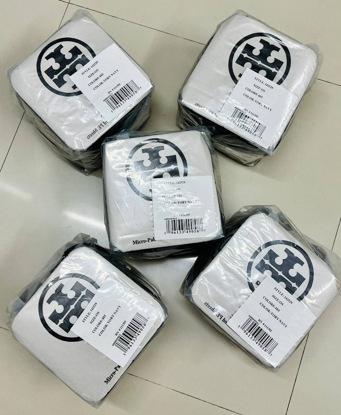 TORY BURCH T MONOGRAM JACQUARD CUBE BAG 🎁พร้อมส่งที่ไทยใหม่ล่าสุด! ปีใหม่นี้เราต้องมีกระเป๋าสวยและเก๋ไว้ใช้กันค่ะ กับกระเป๋าทรง CUBE ดีไซด์ให้ดูเรียลร่วมสมัยมากขึ้น สามารถหยิบจับของได้ง่าย ทรงกระเป๋าแบบกล่อง