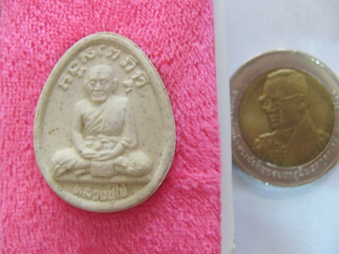 พระผงหลวงปู่ไข่ รุ่นบูรณะพลับพลา ร.๕ วัดบพิตรพิมุข กล่องสีชมพูพร้อมใบคาถาค่ะ