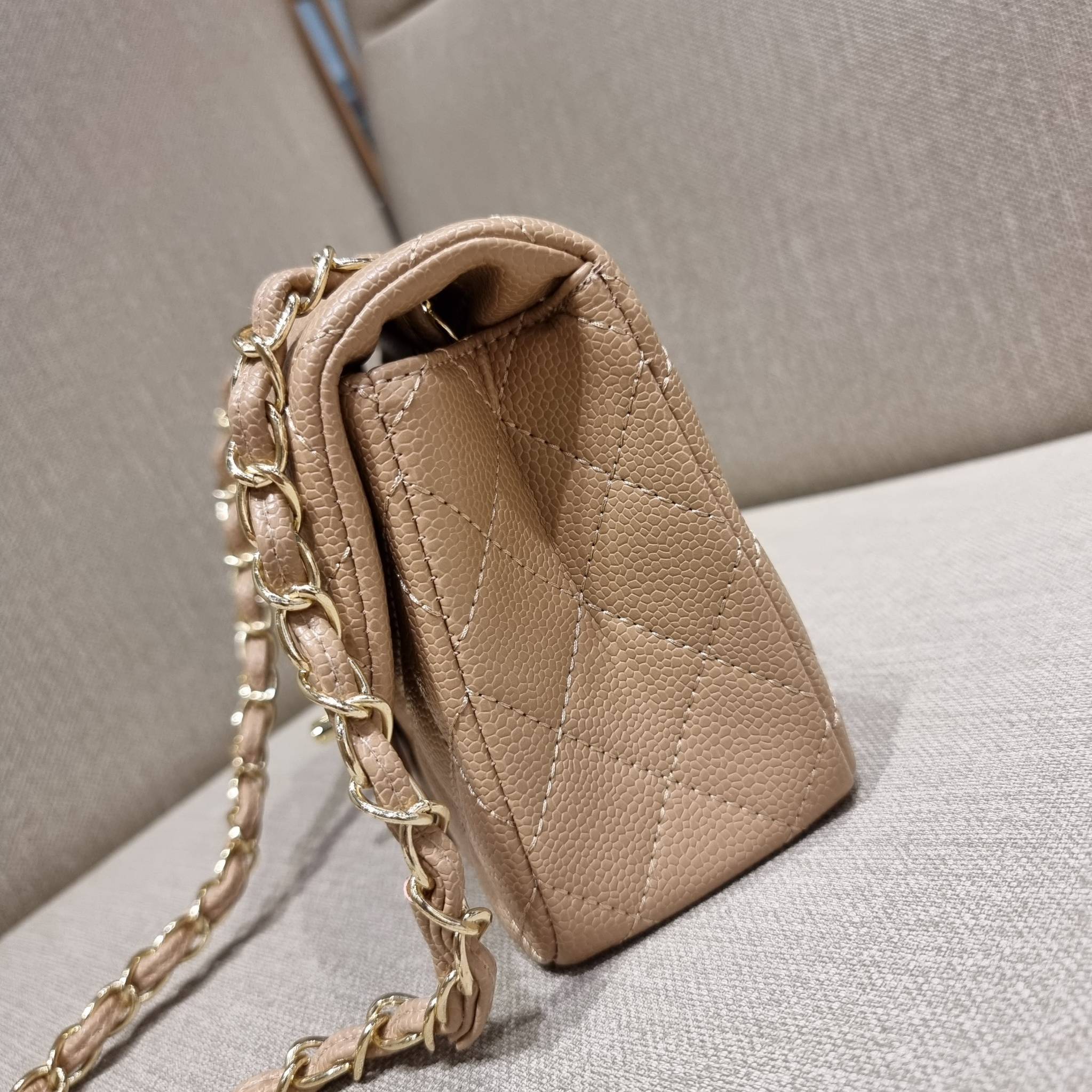 VIP 】3สี คัมแบคทูสต็อค!! จัดมาแน่นๆ พร้อมสีรับความเฮง!! พรีเมี่ยมจากแบรนด์ Chanel vip สุดพิเศษจากเคาน์เตอร์ กระเป๋าสะพาย หนังสังเคราะห์ลายคาร์เวีย หรูหราทั้งอะไหล่เงินและอะไหล่ทอง สะพายแล้วขับผิวมากๆใบนี้ เปิด-ปิดกระเป๋าด้วยตัวบิดล็อค ภายในกระเป๋าบุหนังสี