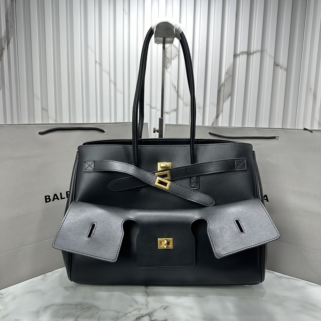 Balenciaga Bel Air Medium Carry All Bag / medium leather tote bag 35cm ที่สุดของไฮแบรนด์สุดไอคอนิค ด้วยกระเป๋าสะพายทรงโท้ทใบใหญ่ ดีไซส์เป็นเอกลักษณ์ งานหนังเต็มใบสวยมาก