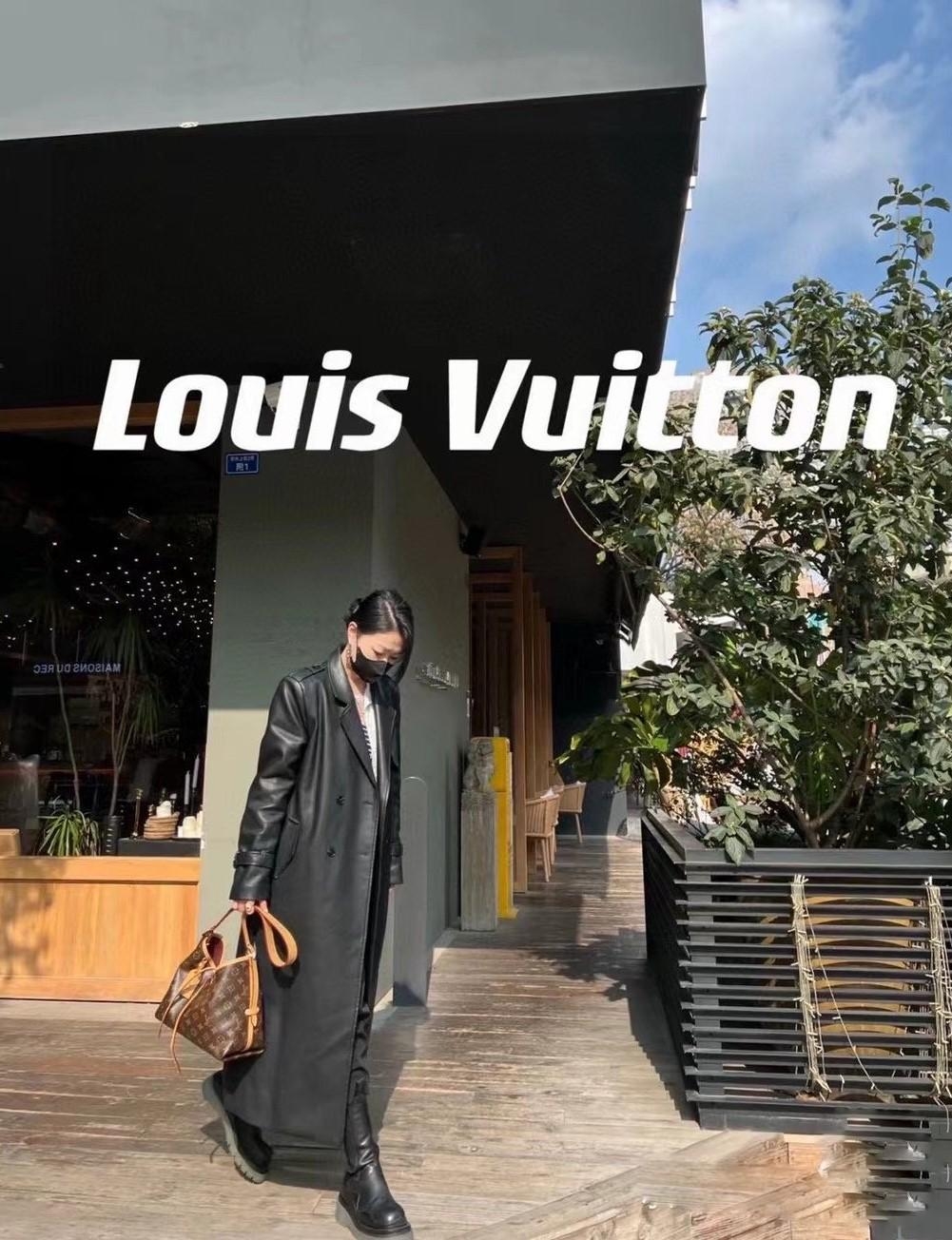 LV CarryAll MM handbag in Monogram / LV Tote Shopping Bag พร้อมส่ง กระเป๋าถือแคนวาสแต่งขอบหนังแคนวาสอย่างดี ผสานเสน่ห์สวยงามเข้ากับดีไซน์ที่รับกับสรีระให้คุณพกพาไปได้ทุกที่