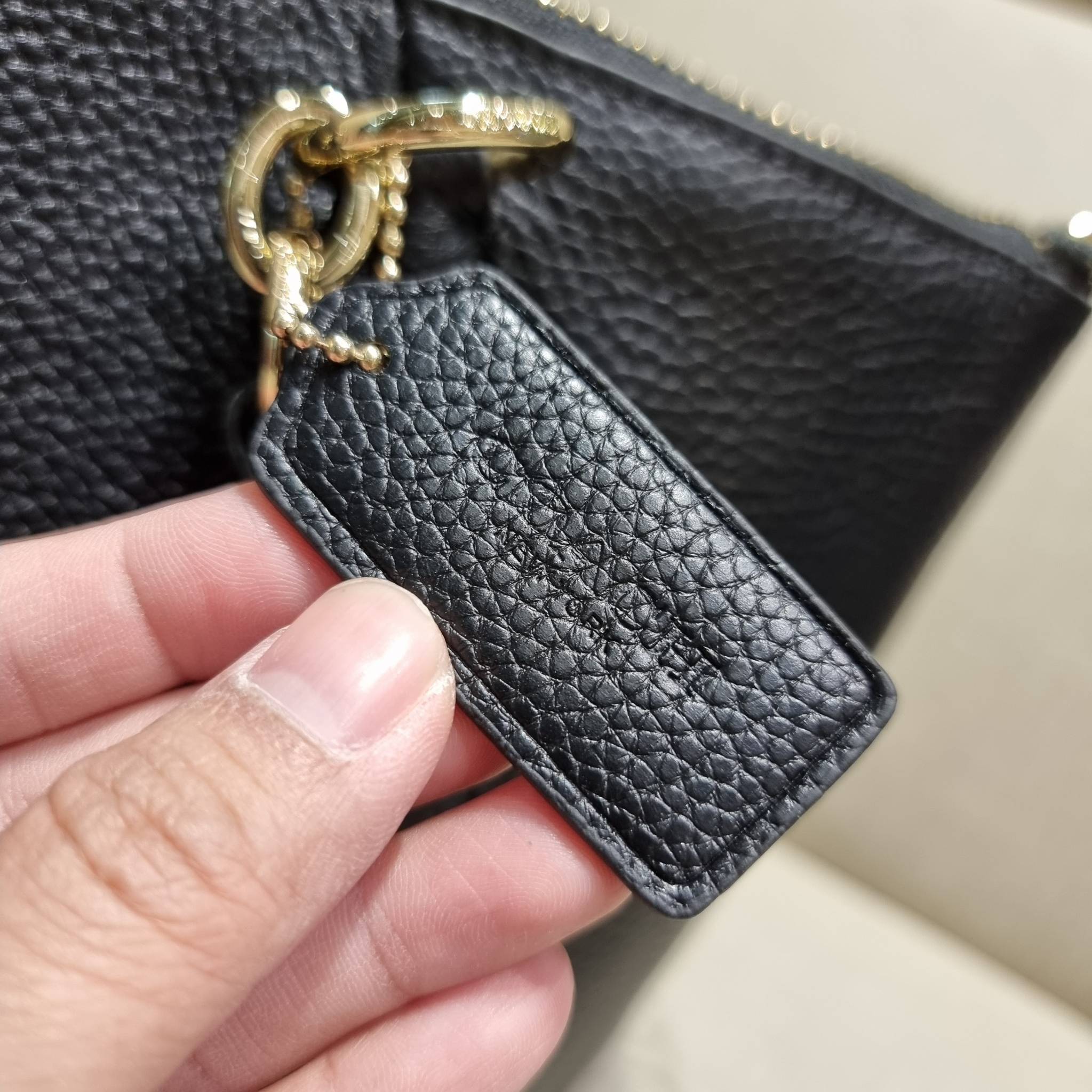 COACH F36675 SMALL KELSEY SATCHEL กระเป๋าถือ/สะพายข้าง ทรงพัดรุ่นคลาสสิค ขายดีทุกรอบ ด้วยรูปทรงที่สวย ใช้งานง่าน มีหูจับในตัว และสายครอสมาให้ วัสดุหนัง pepble สัมผัสดี (หนังจะมีรอยกดทับบ้าง ใช้งานเรื่อยๆหนังจะฟูขึ้นปกติ) เปิด-ปิดด้วยซิป รูดใช้งานง่าย ภายใ