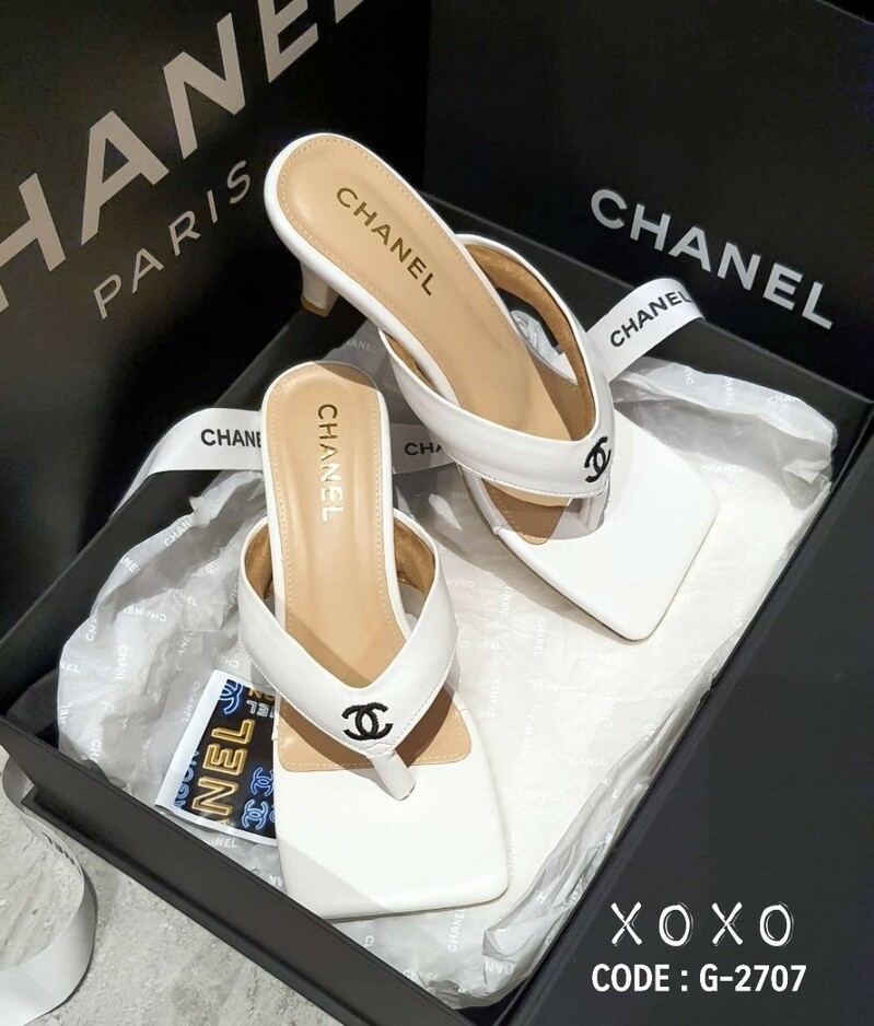 CHANEL งามสวม สวย หรู่ แตะหนีบ นุ่มใส่สบาย ไม่สูงมาก กำลังใส่สบาย ด้านหน้าปัก โลโก้แบรนด์ แมทส์ชุดง่าย น้ำหนักเบา