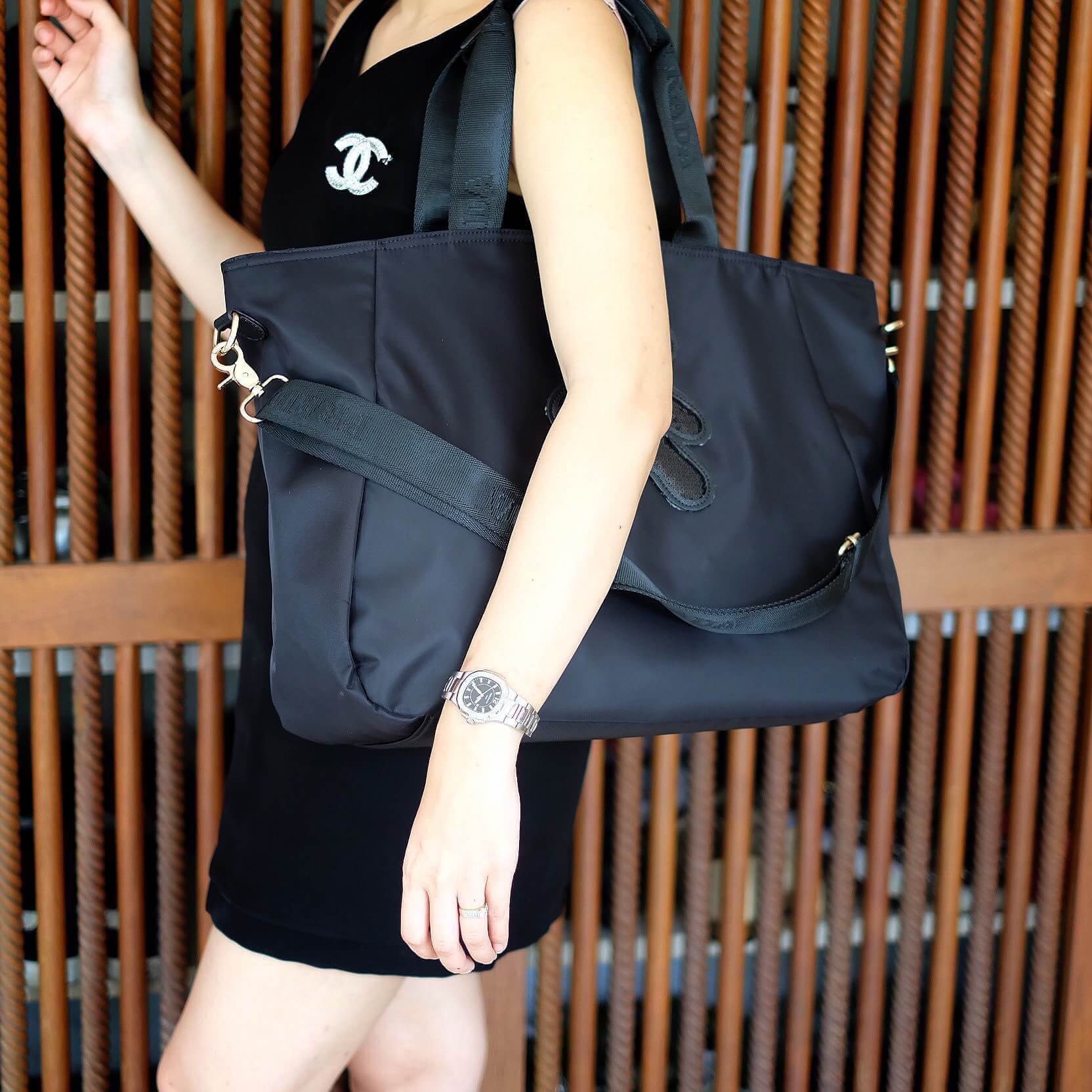 งานพรีเมี่ยมกิ้ฟ จากเคาเตอร์ต่างประเทศคะ 🐼รุ่น Limited edition ค่า ได้ กระเป๋าอเนกประสงค์ ทรง TOTE จากแบรนด์ PRADA มาค่า เป็น กระเป๋าผ้าไนล่อน ตามแบบฉบับของแบรนด์เลย ใบนี้มีสายยาวให้คะ เลิศมาก สะพายเป็น shoulder bag หรือ ถือได้คะ ใช้ได้2ด้าน ด้านน