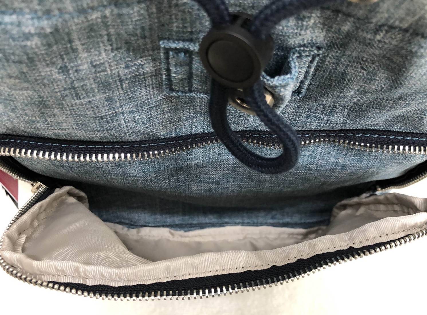 Kipling Disney's Alice in Wonderland Printed Backpack กระเป๋าเป้ Limited คอลเลคชั่น ALICE วัสดุ Denim+Polyester 100% เปิดปิดด้วยฝาปิด กระดุมแม่เหล็ก และซิปรอบ มาพร้อมพวงกุญเเจลิง ถอดเเยกใช้ได้ มีช่องซิปด้านหน้า และด้านหลัง พร้อมช่องใส่ของด้านข้าง 2 ด