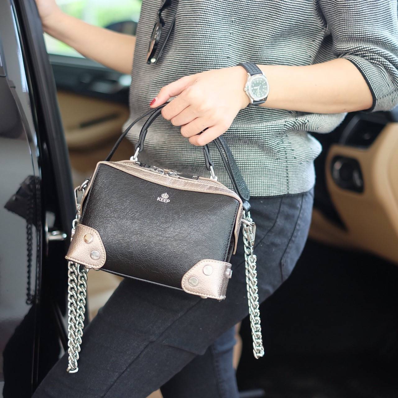 💘 New in KEEP ' Baleny' กระเป๋าทรงหมอนที่ดีไซน์ออกมาสุด Chic สวยแบบไม่จำเจ ขนาดมินิกะลังดี หนัง ลายเอกลักษณ์ ตัดกับอะไหล่เงินได้ ลุคคูลๆ แต่งชุดไหนก้อ แมทช์แน่นอนค่า ปากกระเป๋ามีช่องซิป 2 ด้านแบ่งเก็บของได้สะดวกมากมีซิปปิดอย่างดี หางซิป 