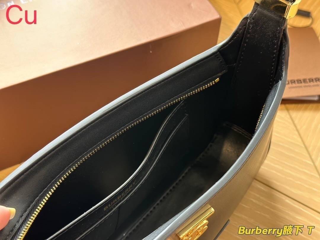 Burberry TB Shoulder Bag 9" 11" กระเป๋าสะพายไหล่ เรียบหรูดูแพงต้องยกให้รุ่นนี้เลยค่ะ งานหนังสวยเต็มใบ โลโก้อะไหล่ทองเงางาม สวยเป๊ะ จะถือหรือสะพายไหล่ก็ดูหรูหรามีระดับ