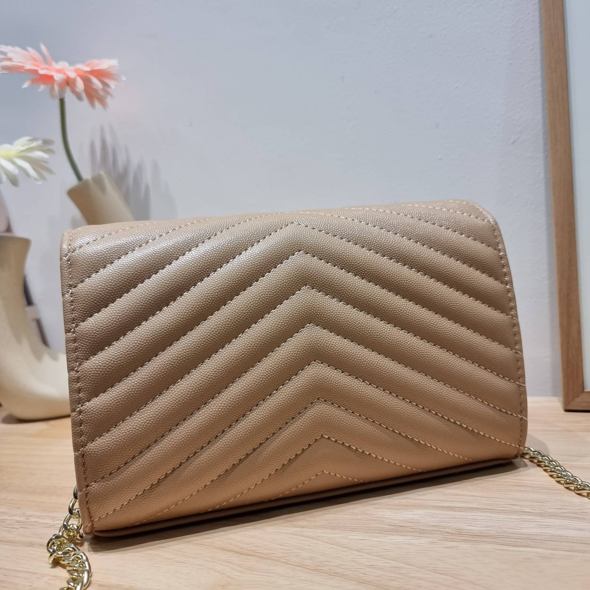 YSL WOC 9 ไม่เคยผิดหวังจริงๆ!! กับรุ่นที่สาวๆรู้กัน Yves Saint laurent clutch bag with chain กระเป๋าสะพายทรง woc สุดฮอต ดีไซน์เรียบหรู โดดเด่นด้วยโลโก้ด้านหน้า