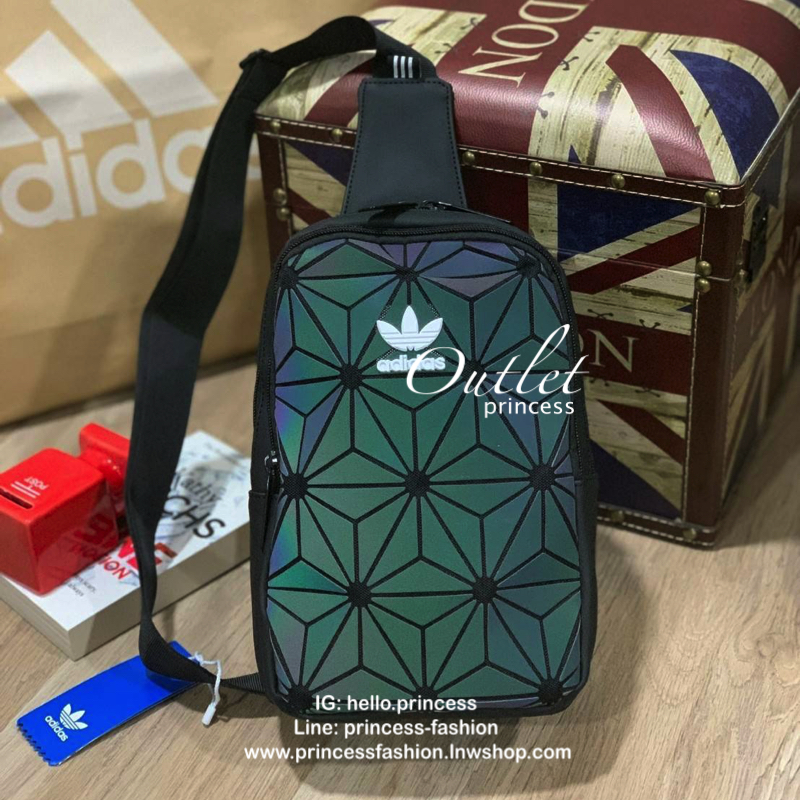 Adidas Originals 3D Mini Airline Waist Bag กระเป๋าสะพายสไตล์สปอร์ตทรงคาดอกรุ่นใหม่ดีไซน์สุดฮิตสไตล์ ISSEY MIYAKE เปิดปิดด้วยซิปคู่ปั้มโลโก้แบรนด์ ภายในสกรีนโลโก้ ช่องกว้างมีช่องใส่มินิไอแพค ใส่กระเป๋าสตางค์ยาวได้ ผลิตจากวัสดุที่โปร่ง ป้องกันการอับชื้นได้ด