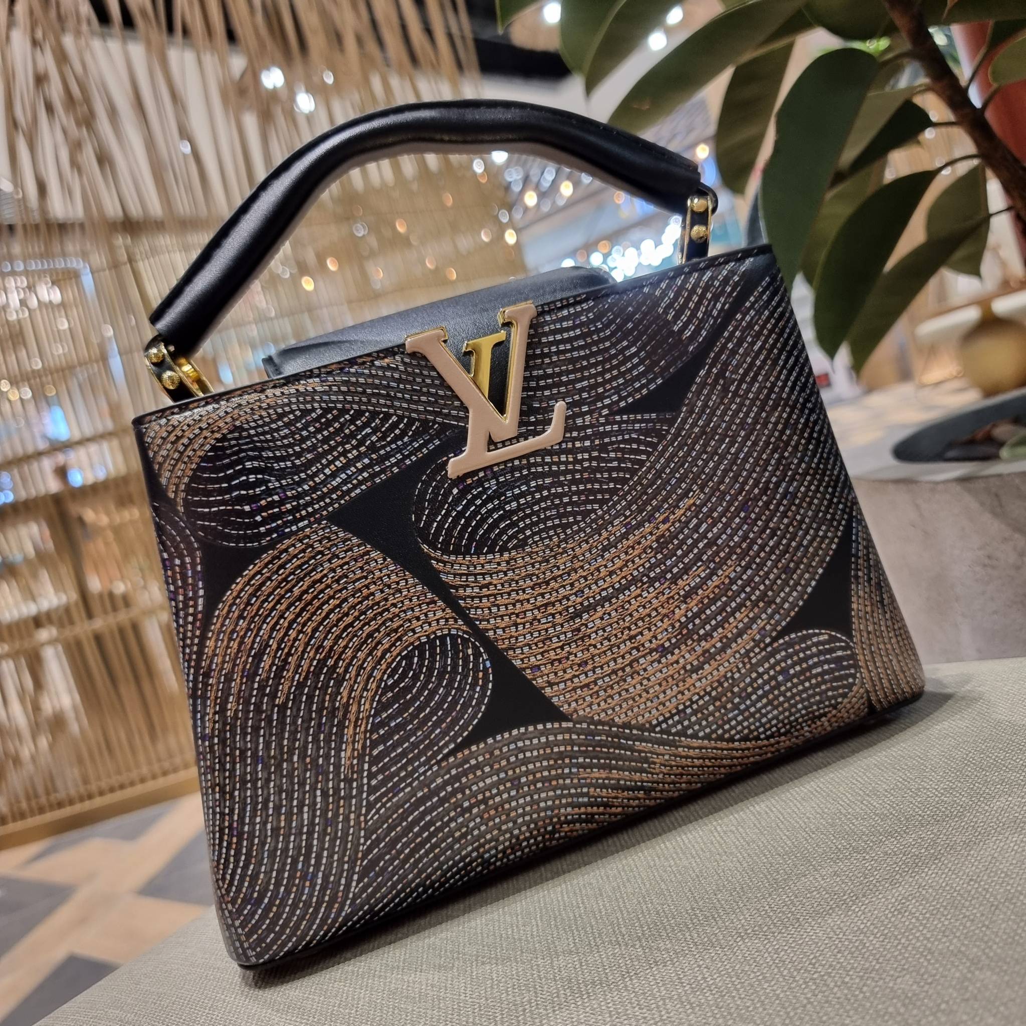 LV capucines top handle วีไอพีพรีเมี่ยมกิ๊ฟจากเคาน์เตอร์ ที่สุดของความสวยในราคาเบาๆ กระเป๋าถือสุดหรู ดีไซน์ทรงคลาสสิค พร้อมลวดลายหรูหรา มาพร้อมหูจับในตัว ด้วยรูปทรงวินเทจและวัสดุหนังแท้ ขับผิว ทำให้ไอเท็มนี้สะกดทุกสายตาจริงๆ และยังมีลูกเล่นที่ฝาปิดกระเป๋า