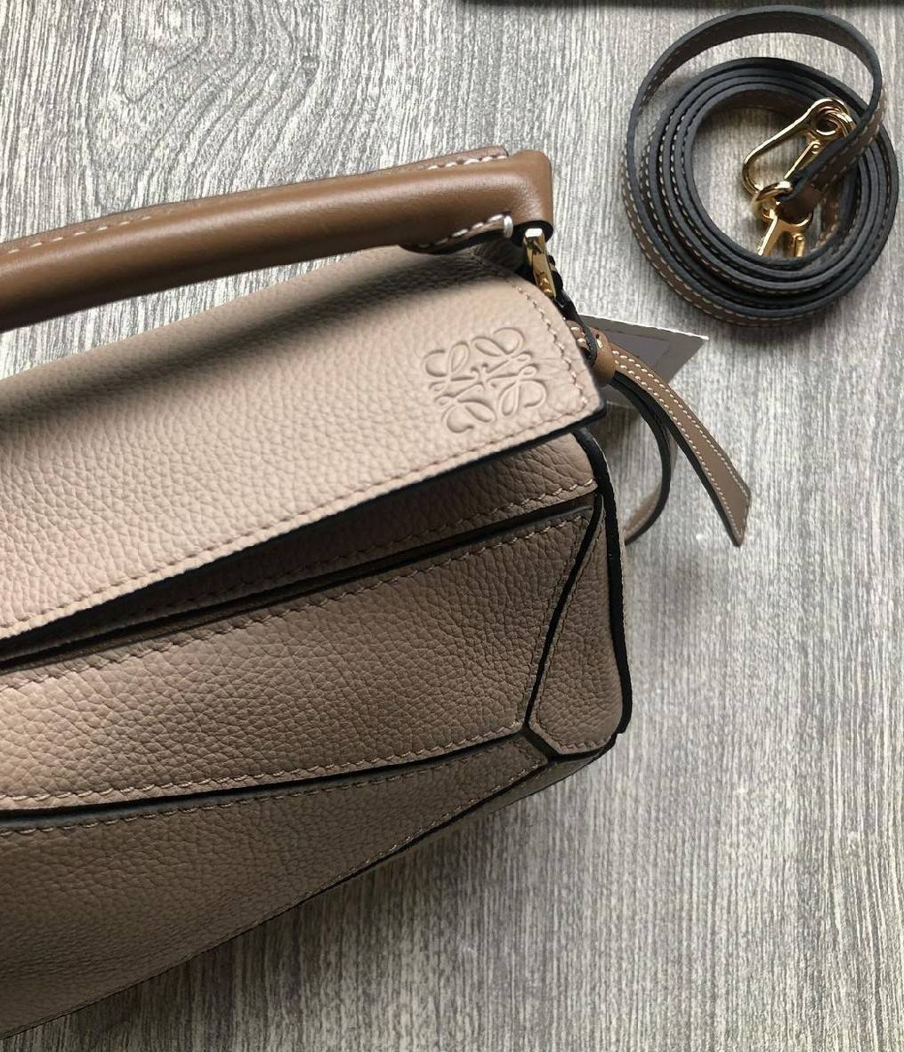 พรีเมี่ยมกิ๊ฟแท้ 100% 】LOEWE CROSSBODY BAG VIP GIFT WITH PURCHASE (GWP) กระเป๋าถือหรือสะพาย Limited Edition จาก LOEWE PERFUME DUTYFREE COUNTER วัสดุ Leather Calfskin หนังแท้สวยอยู่ทรง ขนาดมินิกำลังดี น้ำหนักเบา เปิดปิดด้วยซิป ภายในโล่งกว้างสามารถใส่มือถือ