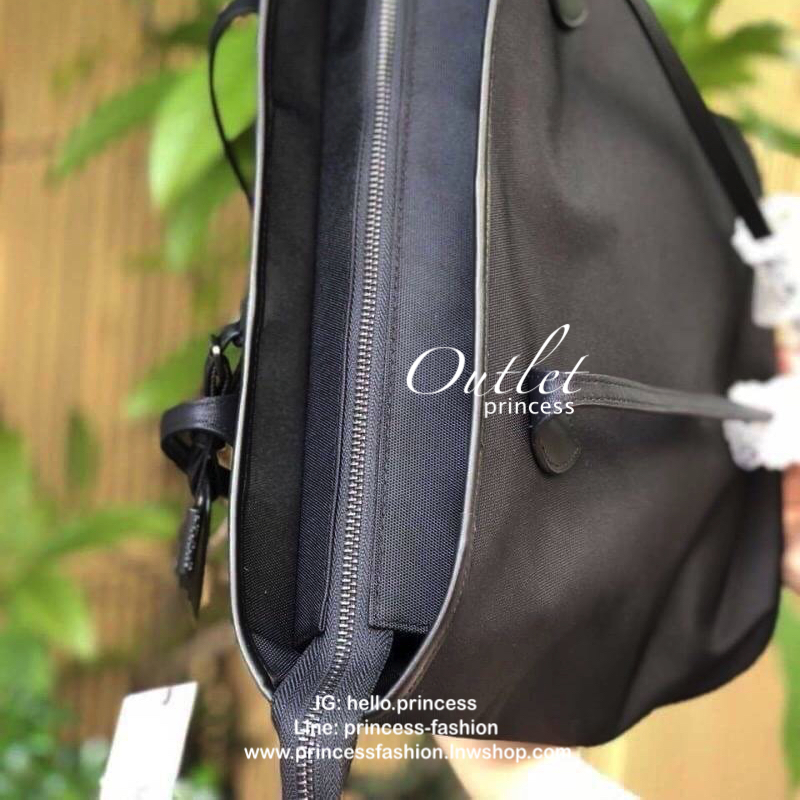 CALVIN KLEIN JEANS TOTE BAG กระเป๋าสะพาย Calvin Klein Jeans Limited Edition จาก Calvin Klein Jeans วัสดุ Polyester คุณภาพดี เนื้อหนา น้ำหนักเบา ด้านหน้าประดับโลโก้แบรนด์สุดหรู พร้อม TAG ห้อยที่หูหิ้วดูมีดีเทล เปิดปิดกระเป๋าด้วยซิปสะดวกใช้ หัวซิปโลโก้แบรนด