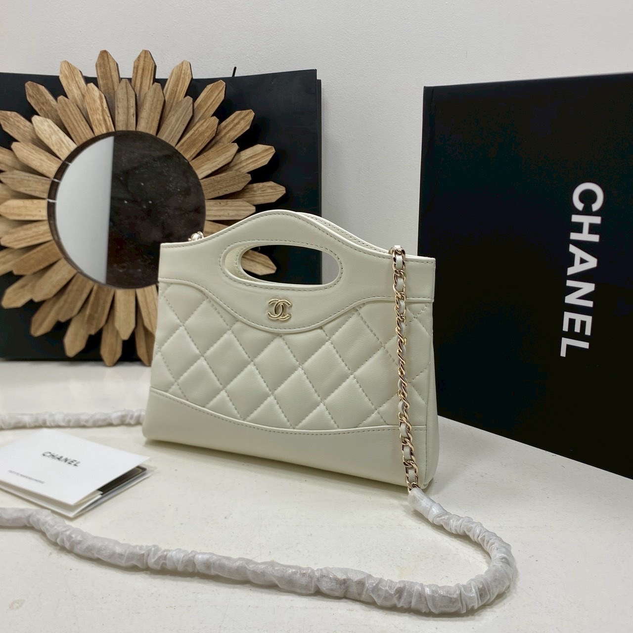 ORI หนังแท้ | Chanel 24S 31 Mini Clutch with Chain กระเป๋าสะพายดีไซน์น่ารัก ใบเล็กพร้อมสายโซ่ หูจับในตัว สวยเรียบหรู